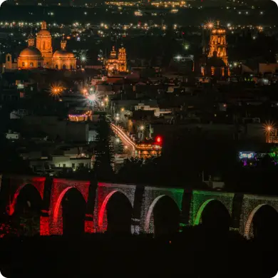 Acueducto de Querétaro iluminado durante la noche