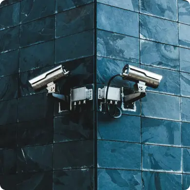 Dos cámaras de videovigilancia tipo domo instaladas en la esquina de un edificio